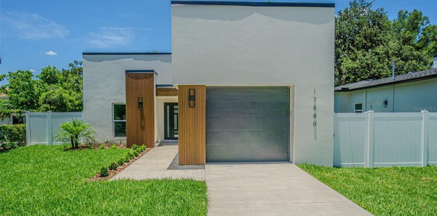 House in Tampa, Florida 3 bedrooms, 141.4 sq.m. № 2113730