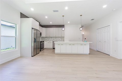 House in Tampa, Florida 3 bedrooms, 141.4 sq.m. № 2113730 - photo 14