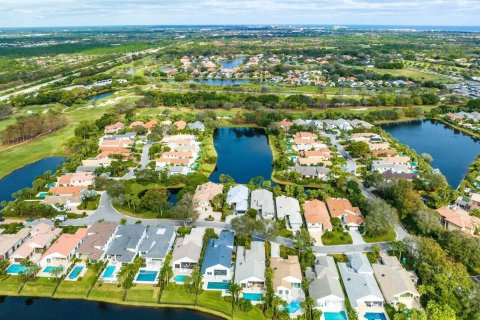 House in Palm Beach Gardens, Florida 3 bedrooms, 250.09 sq.m. № 907556 - photo 1