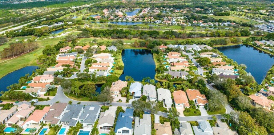 House in Palm Beach Gardens, Florida 3 bedrooms, 250.09 sq.m. № 907556