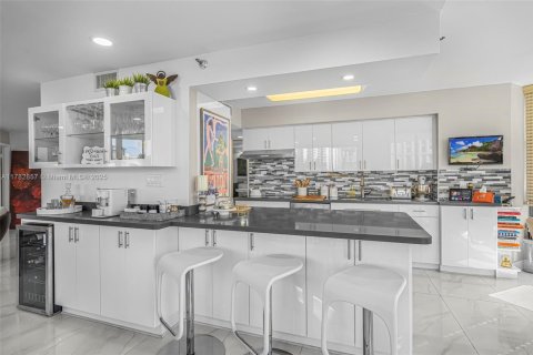 Copropriété à vendre à Aventura, Floride: 2 chambres, 128.21 m2 № 1705560 - photo 10