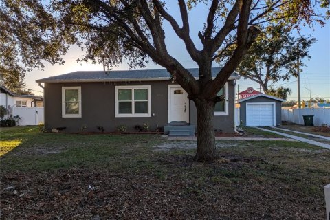 House in Tampa, Florida 2 bedrooms, 114.73 sq.m. № 1536626 - photo 1