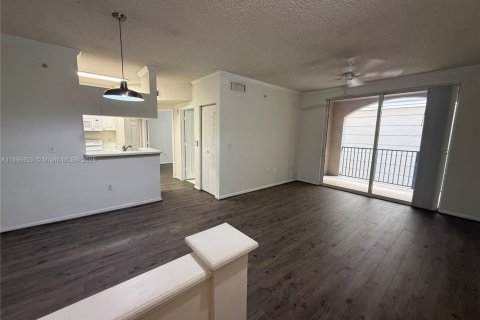 Condominio en alquiler en Sunny Isles Beach, Florida, 1 dormitorio, 62.52 m2 № 1952163 - foto 1