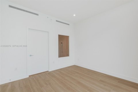 Condo in North Miami, Florida, 1 bedroom № 2399965 - photo 17