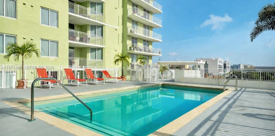 Condominio en Miami, Florida, 2 dormitorios  № 2032273