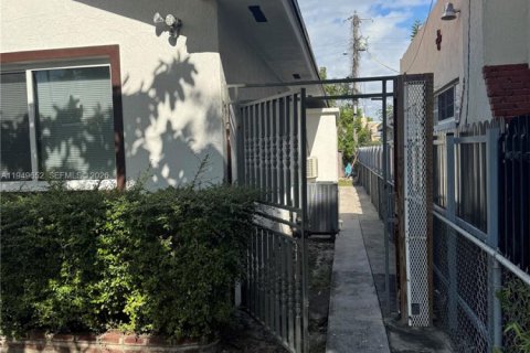 Снять в аренду виллу или дом в Майами, Флорида 2 спальни, 64.29м2, № 2005251 - фото 2