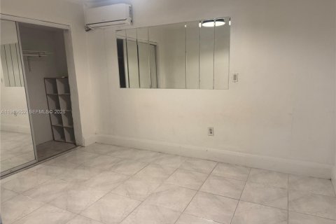 Снять в аренду виллу или дом в Майами, Флорида 2 спальни, 64.29м2, № 2005251 - фото 7