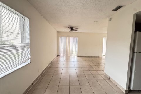 Villa ou maison à louer à Lauderhill, Floride: 2 chambres, 80.64 m2 № 2086176 - photo 3