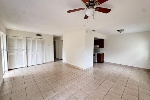 Villa ou maison à louer à Lauderhill, Floride: 2 chambres, 80.64 m2 № 2086176 - photo 2