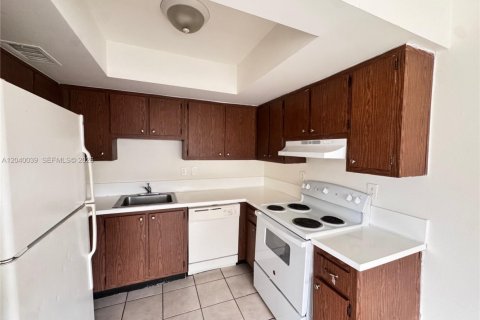 Villa ou maison à louer à Lauderhill, Floride: 2 chambres, 80.64 m2 № 2086176 - photo 5