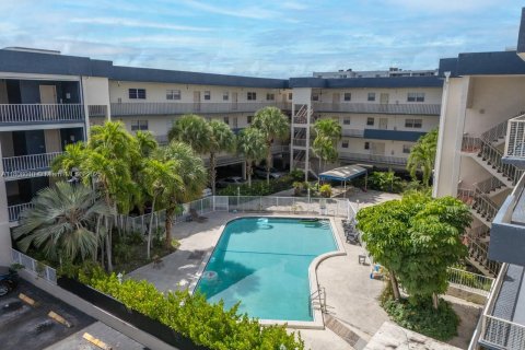 Condominio en venta en North Miami Beach, Florida, 1 dormitorio, 86.4 m2 № 1748314 - foto 13