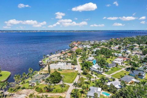 Villa ou maison à vendre à Fort Myers, Floride: 5 chambres, 376.07 m2 № 1917694 - photo 1