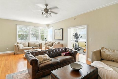 House in Winter Haven, Florida 4 bedrooms, 264.21 sq.m. № 1734360 - photo 7