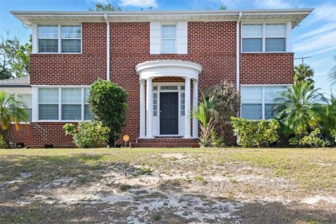 House in Winter Haven, Florida 4 bedrooms, 264.21 sq.m. № 1734360 - photo 25
