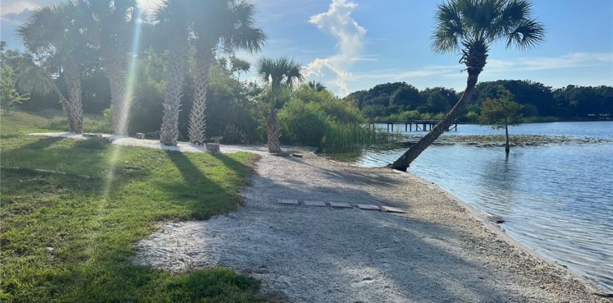 House in Winter Haven, Florida 4 bedrooms, 264.21 sq.m. № 1734360
