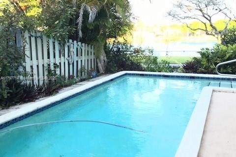 House in Miami, Florida 4 bedrooms, 208.38 sq.m. № 1960101 - photo 2