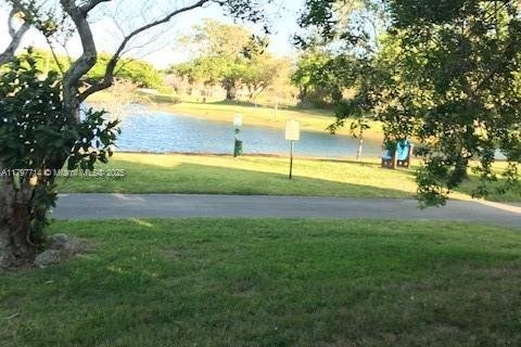 House in Miami, Florida 4 bedrooms, 208.38 sq.m. № 1960101 - photo 9