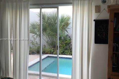House in Miami, Florida 4 bedrooms, 208.38 sq.m. № 1960101 - photo 6