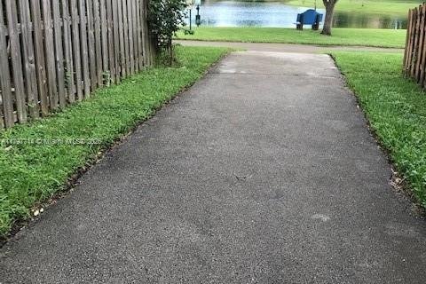 House in Miami, Florida 4 bedrooms, 208.38 sq.m. № 1960101 - photo 14