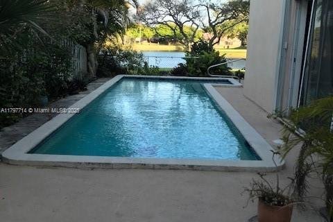 House in Miami, Florida 4 bedrooms, 208.38 sq.m. № 1960101 - photo 4