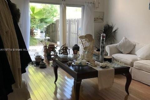 House in Miami, Florida 4 bedrooms, 208.38 sq.m. № 1960101 - photo 16