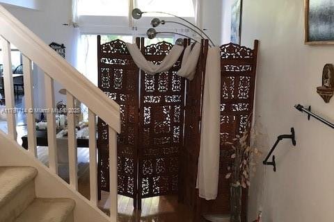 House in Miami, Florida 4 bedrooms, 208.38 sq.m. № 1960101 - photo 17