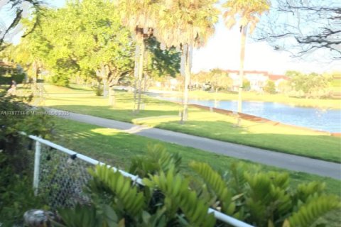 House in Miami, Florida 4 bedrooms, 208.38 sq.m. № 1960101 - photo 11