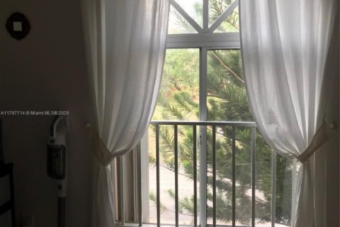 House in Miami, Florida 4 bedrooms, 208.38 sq.m. № 1960101 - photo 29