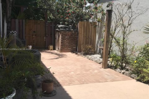 House in Miami, Florida 4 bedrooms, 208.38 sq.m. № 1960101 - photo 8