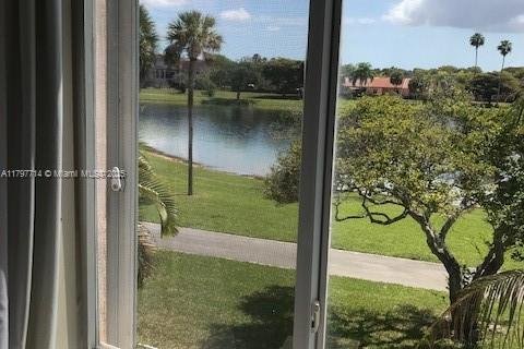 House in Miami, Florida 4 bedrooms, 208.38 sq.m. № 1960101 - photo 10