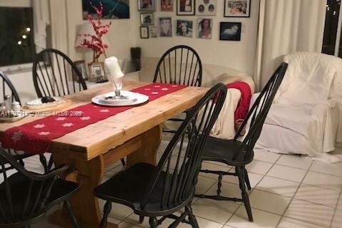 House in Miami, Florida 4 bedrooms, 208.38 sq.m. № 1960101 - photo 20