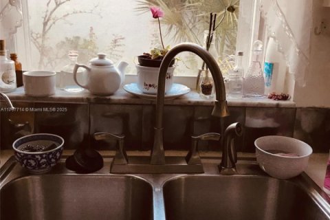 House in Miami, Florida 4 bedrooms, 208.38 sq.m. № 1960101 - photo 30