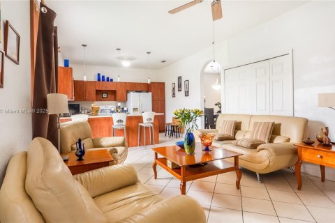 Casa en venta en Hialeah, Florida, 3 dormitorios, 137.22 m2 № 1779726 - foto 9