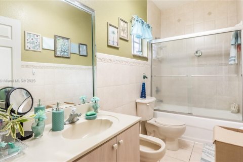 Casa en venta en Hialeah, Florida, 3 dormitorios, 137.22 m2 № 1779726 - foto 23