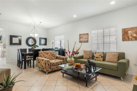 Casa en venta en Hialeah, Florida, 3 dormitorios, 137.22 m2 № 1779726 - foto 6