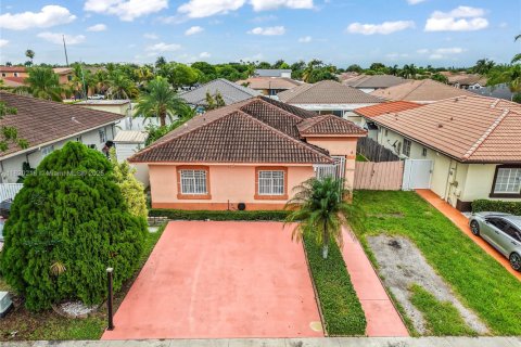 Casa en venta en Hialeah, Florida, 3 dormitorios, 137.22 m2 № 1779726 - foto 1