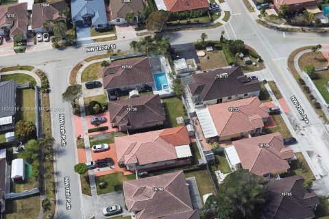 Casa en venta en Hialeah, Florida, 3 dormitorios, 137.22 m2 № 1779726 - foto 30