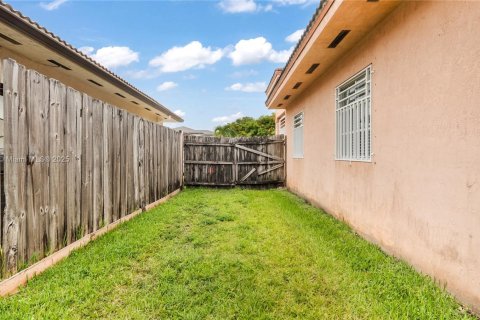 Casa en venta en Hialeah, Florida, 3 dormitorios, 137.22 m2 № 1779726 - foto 28