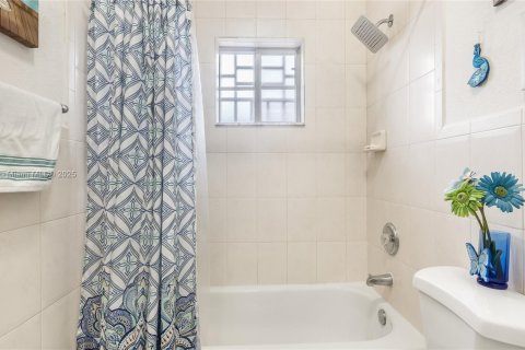 Casa en venta en Hialeah, Florida, 3 dormitorios, 137.22 m2 № 1779726 - foto 20