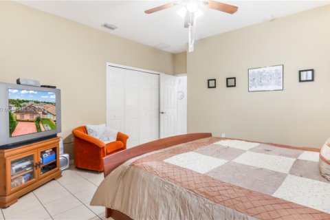 Casa en venta en Hialeah, Florida, 3 dormitorios, 137.22 m2 № 1779726 - foto 25