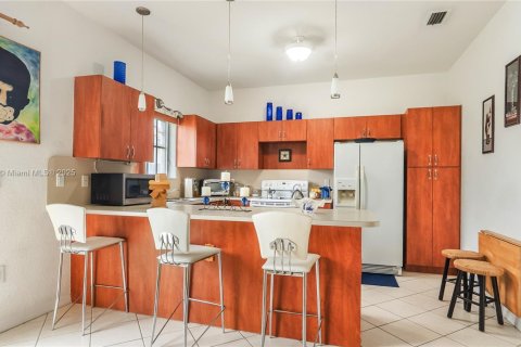 Casa en venta en Hialeah, Florida, 3 dormitorios, 137.22 m2 № 1779726 - foto 11