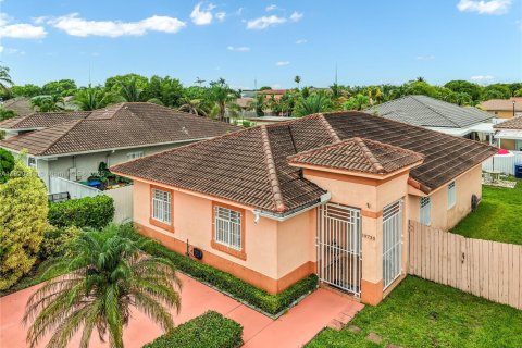 Casa en venta en Hialeah, Florida, 3 dormitorios, 137.22 m2 № 1779726 - foto 4