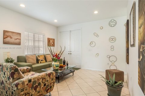 Casa en venta en Hialeah, Florida, 3 dormitorios, 137.22 m2 № 1779726 - foto 7