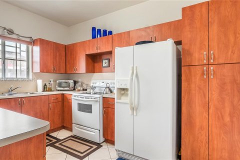 Casa en venta en Hialeah, Florida, 3 dormitorios, 137.22 m2 № 1779726 - foto 12
