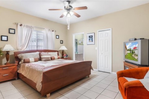 Casa en venta en Hialeah, Florida, 3 dormitorios, 137.22 m2 № 1779726 - foto 21