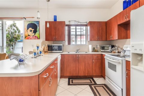 Casa en venta en Hialeah, Florida, 3 dormitorios, 137.22 m2 № 1779726 - foto 13