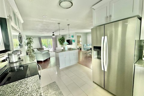 House in Clearwater, Florida 3 bedrooms, 130.43 sq.m. № 2277445 - photo 8