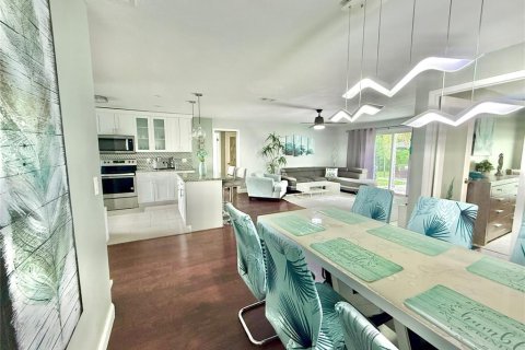 House in Clearwater, Florida 3 bedrooms, 130.43 sq.m. № 2277445 - photo 7