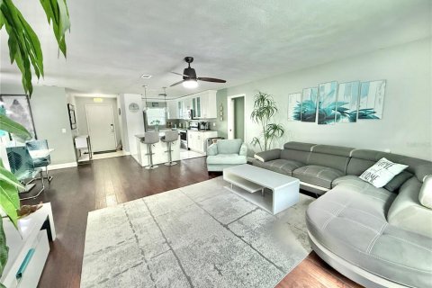 House in Clearwater, Florida 3 bedrooms, 130.43 sq.m. № 2277445 - photo 12