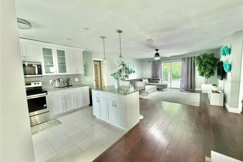 House in Clearwater, Florida 3 bedrooms, 130.43 sq.m. № 2277445 - photo 4